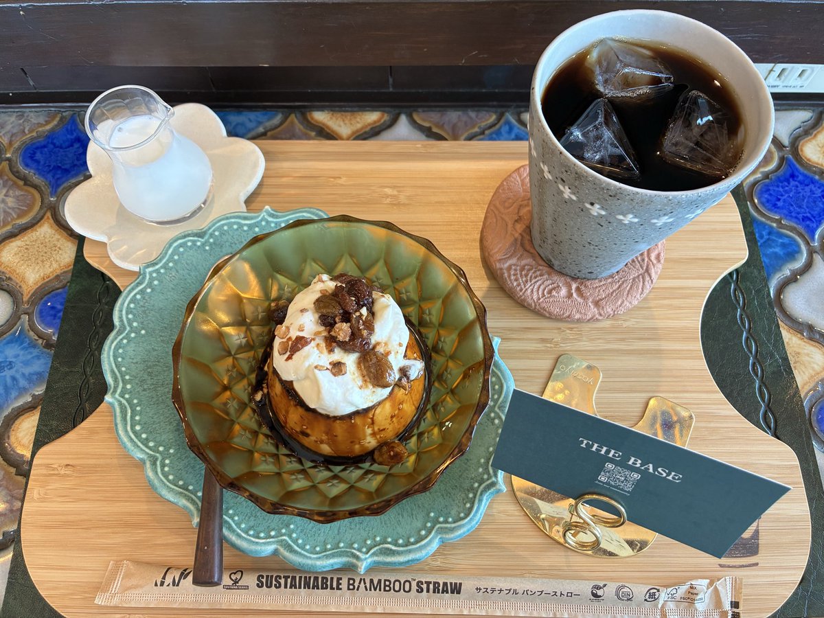 miimasu1123's tweet photo. 軽井沢コモングラウンズの展示を見て、中軽井沢駅まで歩いたら、ビックリするぐらい顔が真っ赤にほてってたので駅のカフェで休憩☕️このプリンが食べたことない次元の逸品で、シンプルなカスタードプリンが好きな私なのに一口目で感動しちゃった✨大人の味🍮 #氷室京介 #軽井沢 #THEBASE #プリン https://t.co/vHXBRq2YUZ