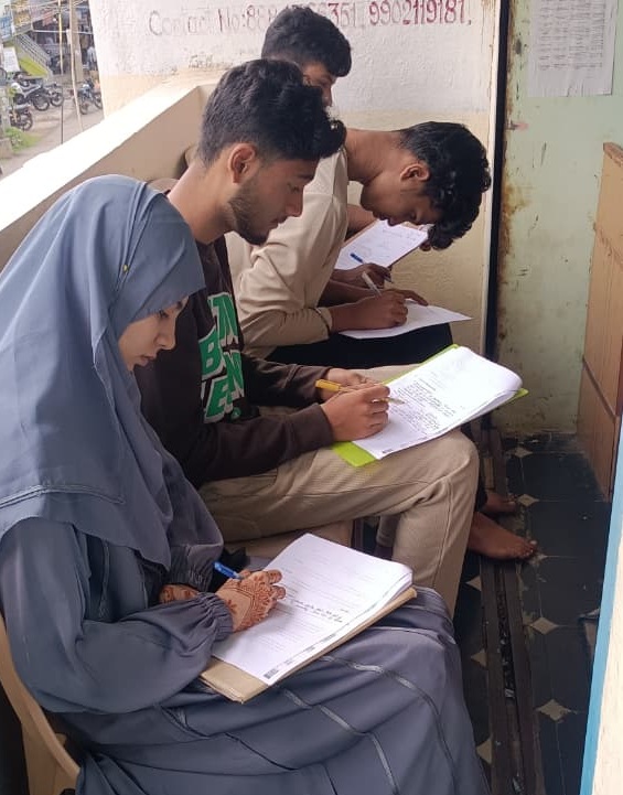 no1computer's tweet photo. 📍 E-MAX Education – Chitradurga, Karnataka

Another step towards success! 🎓✨

Our students are confidently appearing for their examinations, showcasing their dedication, hard work, and commitment to learning. Every exam is a milestone on the journey to a brighter future. https://t.co/V3YBAr3z9a