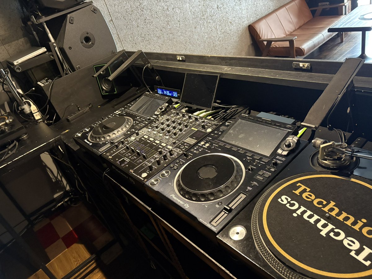 lefty_516's tweet photo. CDJを3、4台設置する時に入れ替えが面倒いんで自動でターンテーブルが収納されてCDJが出てくるようにしたいって一生言ってる https://t.co/mNFFpomHQO