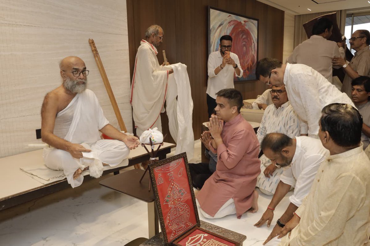 sanghaviharsh's tweet photo. કૃપા વરસી રહી અવિરત,
આંગણે પધાર્યા ગુરુ ભગવંત ! 🌻

પરમ પૂજ્ય આચાર્ય ભગવંત ચંદ્રજીતસૂરિશ્વર મહારાજ સાહેબ તથા પરમ પૂજય આચાર્ય ભગવંત ઇન્દ્રજીતસૂરિશ્વરજી મહારાજ સાહેબે આજે અમારા ગૃહે પધારીને કરુણા કરી.

પૂ.ગુરુ ભગવંતોના દિવ્ય આશીર્વાદ મળ્યા તે બદલ અમે પરિવાર પરમ ધન્યતાની અનુભૂતિ કરીએ છીએ.

જય જિનેન્દ્ર 🙏🏻