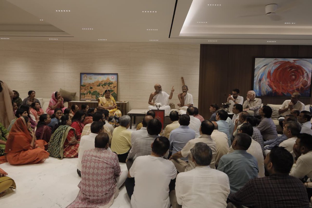 sanghaviharsh's tweet photo. કૃપા વરસી રહી અવિરત,
આંગણે પધાર્યા ગુરુ ભગવંત ! 🌻

પરમ પૂજ્ય આચાર્ય ભગવંત ચંદ્રજીતસૂરિશ્વર મહારાજ સાહેબ તથા પરમ પૂજય આચાર્ય ભગવંત ઇન્દ્રજીતસૂરિશ્વરજી મહારાજ સાહેબે આજે અમારા ગૃહે પધારીને કરુણા કરી.

પૂ.ગુરુ ભગવંતોના દિવ્ય આશીર્વાદ મળ્યા તે બદલ અમે પરિવાર પરમ ધન્યતાની અનુભૂતિ કરીએ છીએ.

જય જિનેન્દ્ર 🙏🏻