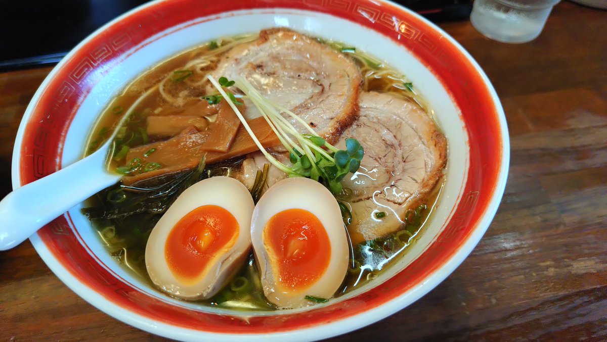 Shiryu_ch's tweet photo. やっと来れた松山の人気店、中華そば創さん。開店10分後に着いたら着席まで50分待ちでした。創そば、春よ恋麺の大盛と餃子で。
強すぎない煮干しの味の奥から甘めの醤油の味わい、チャーシューの香ばしさが乗って文句なしの美味しさでした。
明後日から日曜までお休みらしく、行く方はお気をつけてー。 https://t.co/iRy03ppWSI