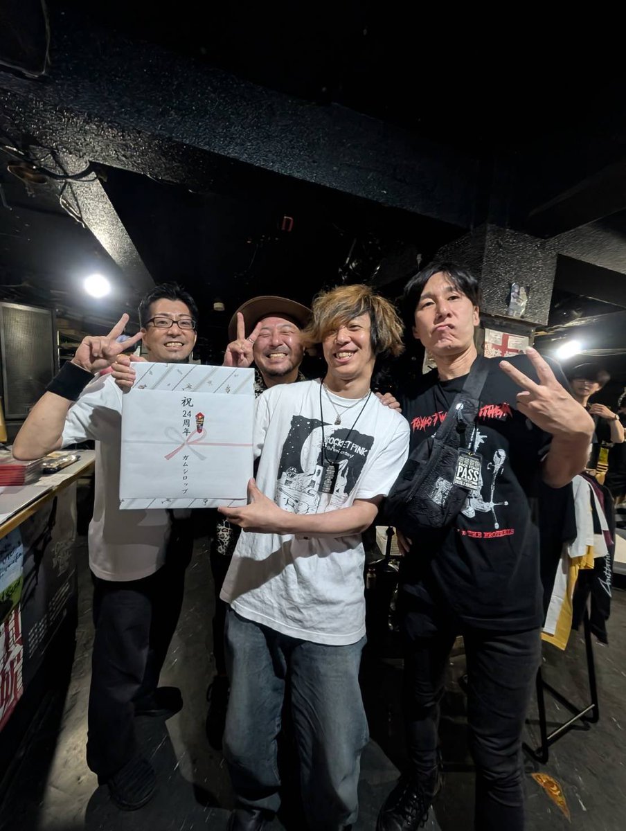 miya_gumsyrup's tweet photo. 三条ロケットピンク24周年、そして小林大輔BANDレコ発！
おめでとう尽くし。
2ステージで全力でお祝い出来てめちゃくちゃ嬉しくて楽しい1日だった昨日。
主催のKDB、SHACHIも激アツ、若手勢も素晴らしかった。
ロケピンがある限りずっと行き続けますよ。
KDBとはまた9月に。
ありがとうございました！ https://t.co/6xUgnldZ2p