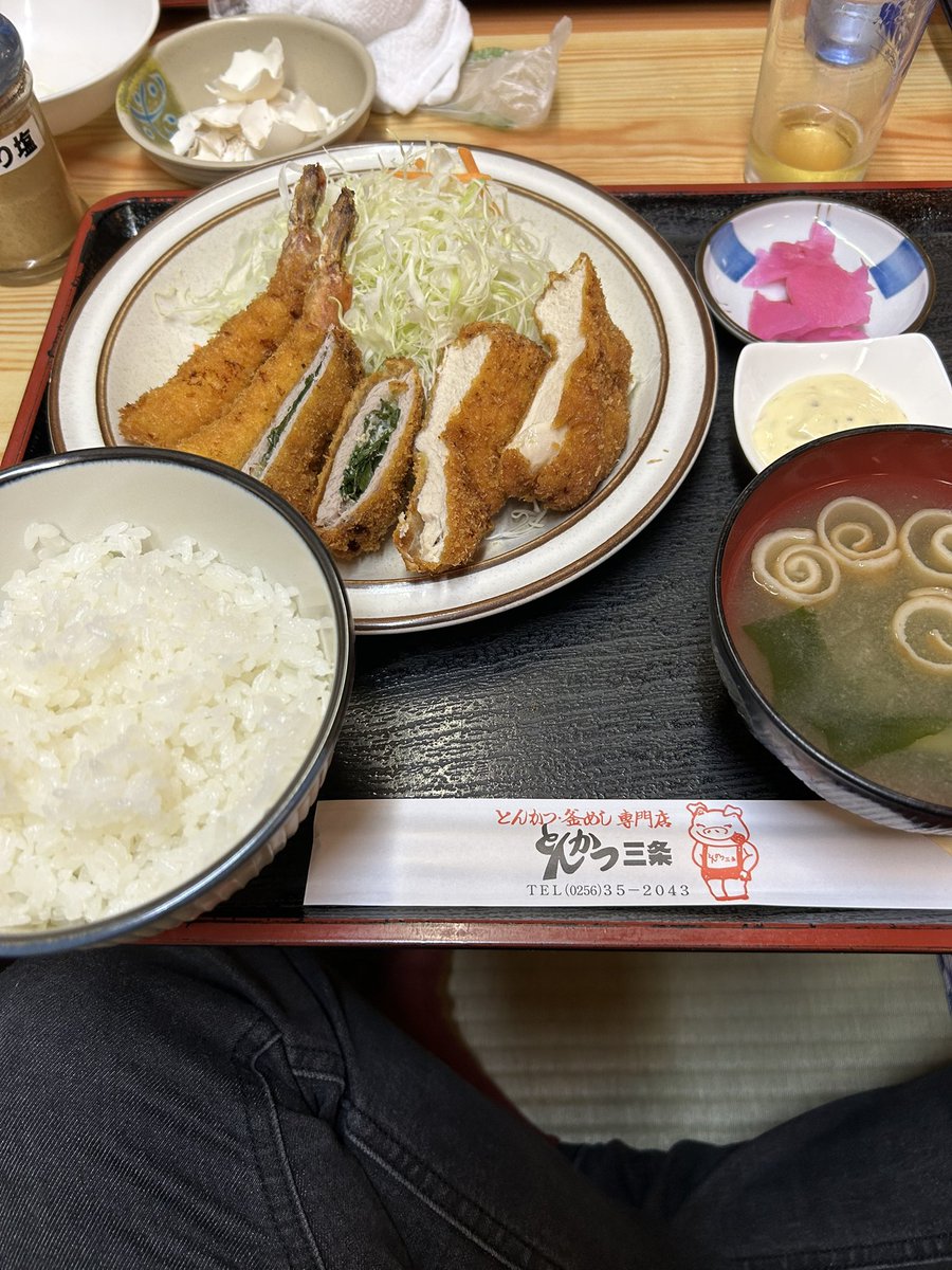 miya_gumsyrup's tweet photo. 三条ロケットピンク24周年、そして小林大輔BANDレコ発！
おめでとう尽くし。
2ステージで全力でお祝い出来てめちゃくちゃ嬉しくて楽しい1日だった昨日。
主催のKDB、SHACHIも激アツ、若手勢も素晴らしかった。
ロケピンがある限りずっと行き続けますよ。
KDBとはまた9月に。
ありがとうございました！ https://t.co/6xUgnldZ2p