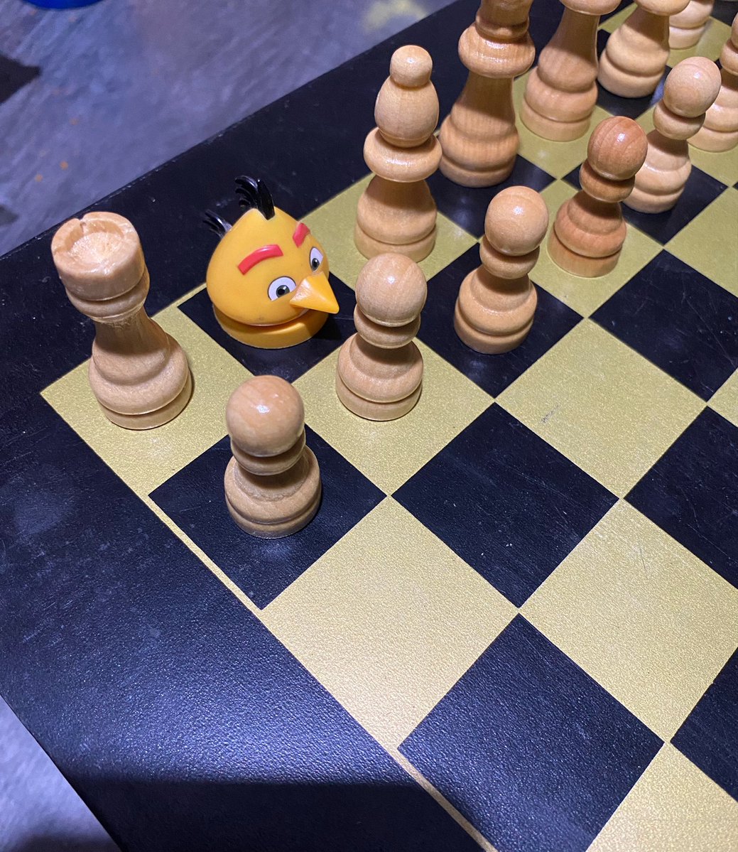 CepixLCP's tweet photo. Justamente hoy estaba jugando ajedrez pero perdimos uno de los caballos, así que lo reemplace con un Chuck https://t.co/JeokSEeL0U