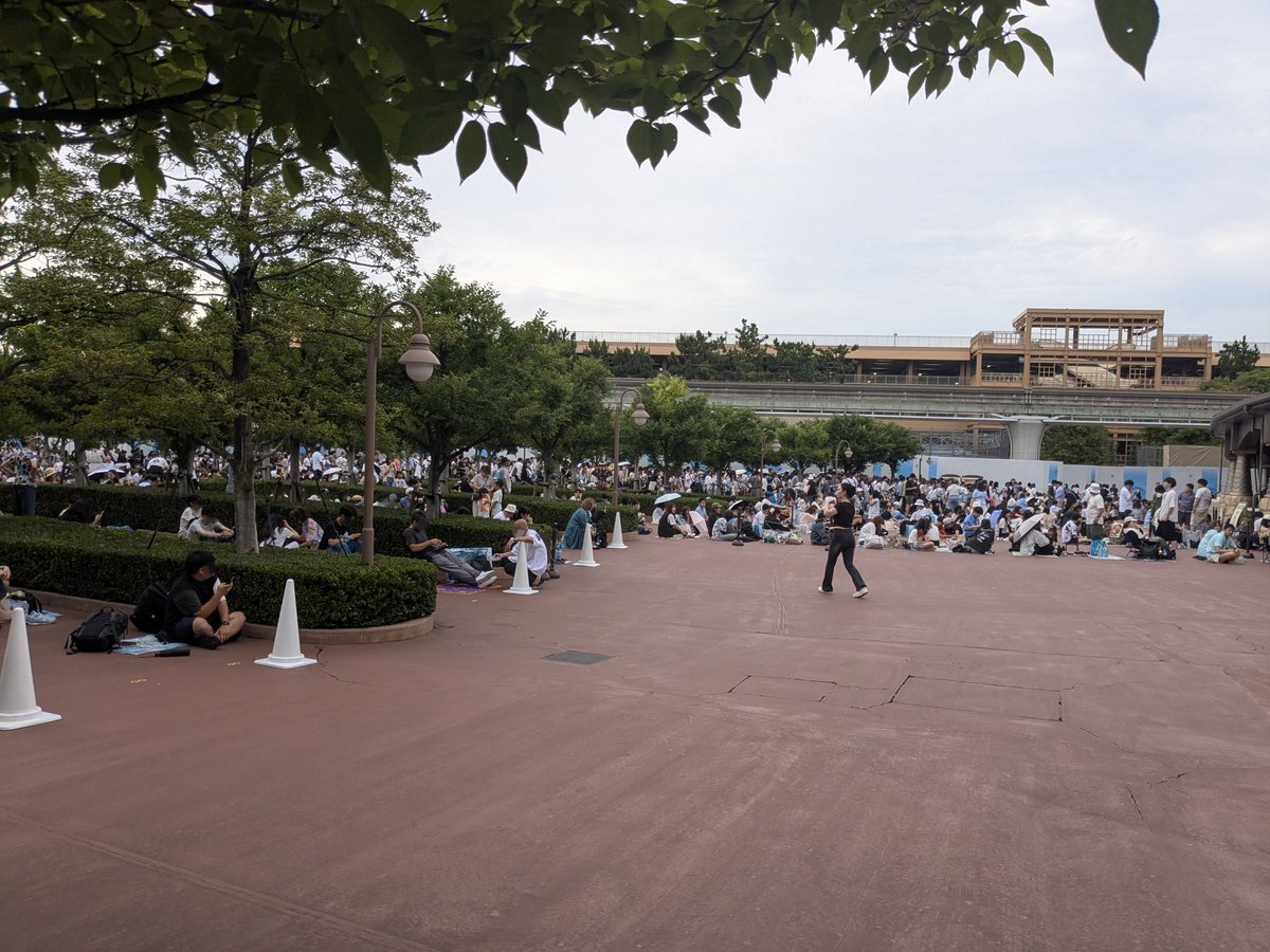 zojisan2025's tweet photo. 【ディズニーシー開園待ち検証】

今回、実際にノースゲートから入園してきました🌊

・ハピエン横3列は本当に早い？
・保安検査後はどこに並ぶべき？
・ノース／サウスのエリア長さを実測
現地で見た列の動きと、夢パ旅なりの考察を記事にまとめています。
「なんとなく並ぶ」を卒業したい方はぜひ！ https://t.co/o51XNLp227