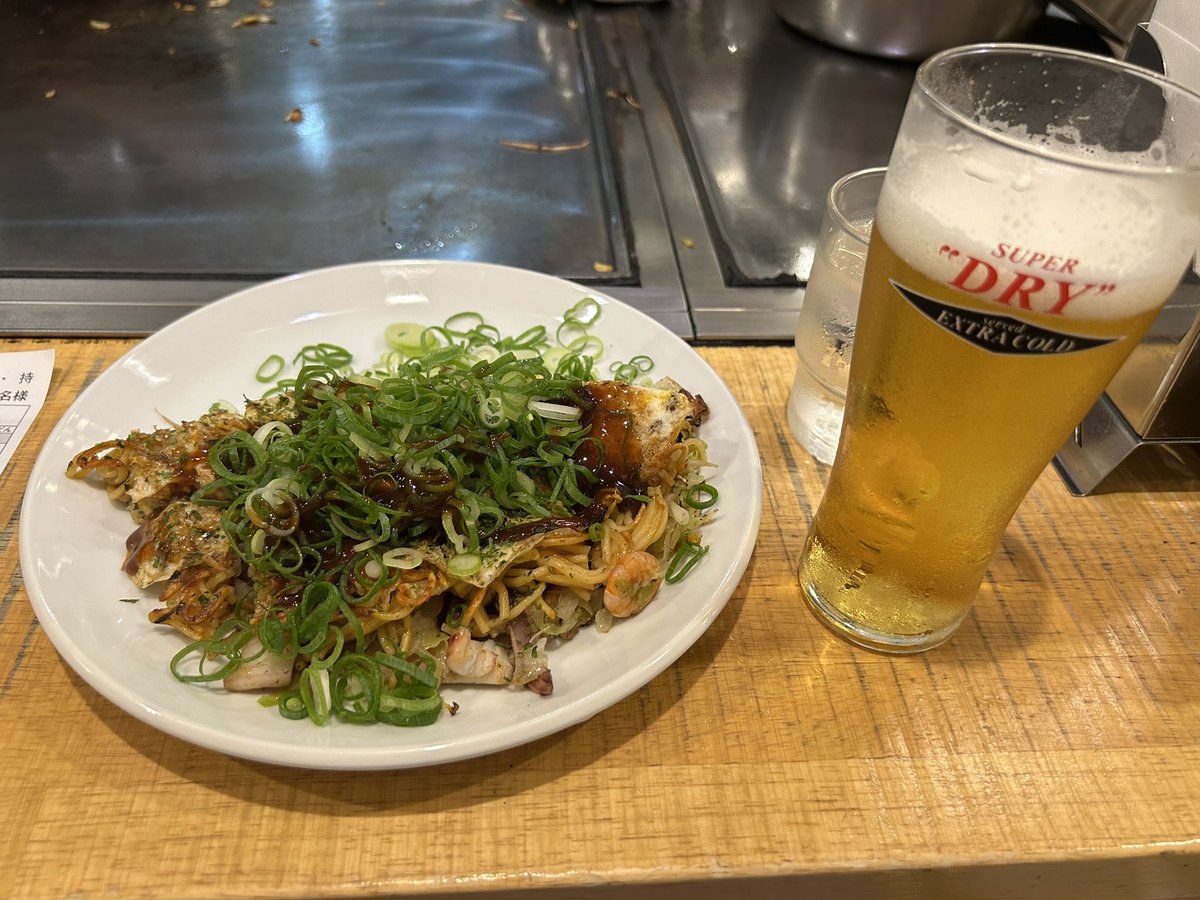 jun__1959's tweet photo. 広島のランチは定番のお好み焼き。人気店でなんと1時間10分待ちでした。💦　流石に美味しかったですが… https://t.co/3QUPjanHqw