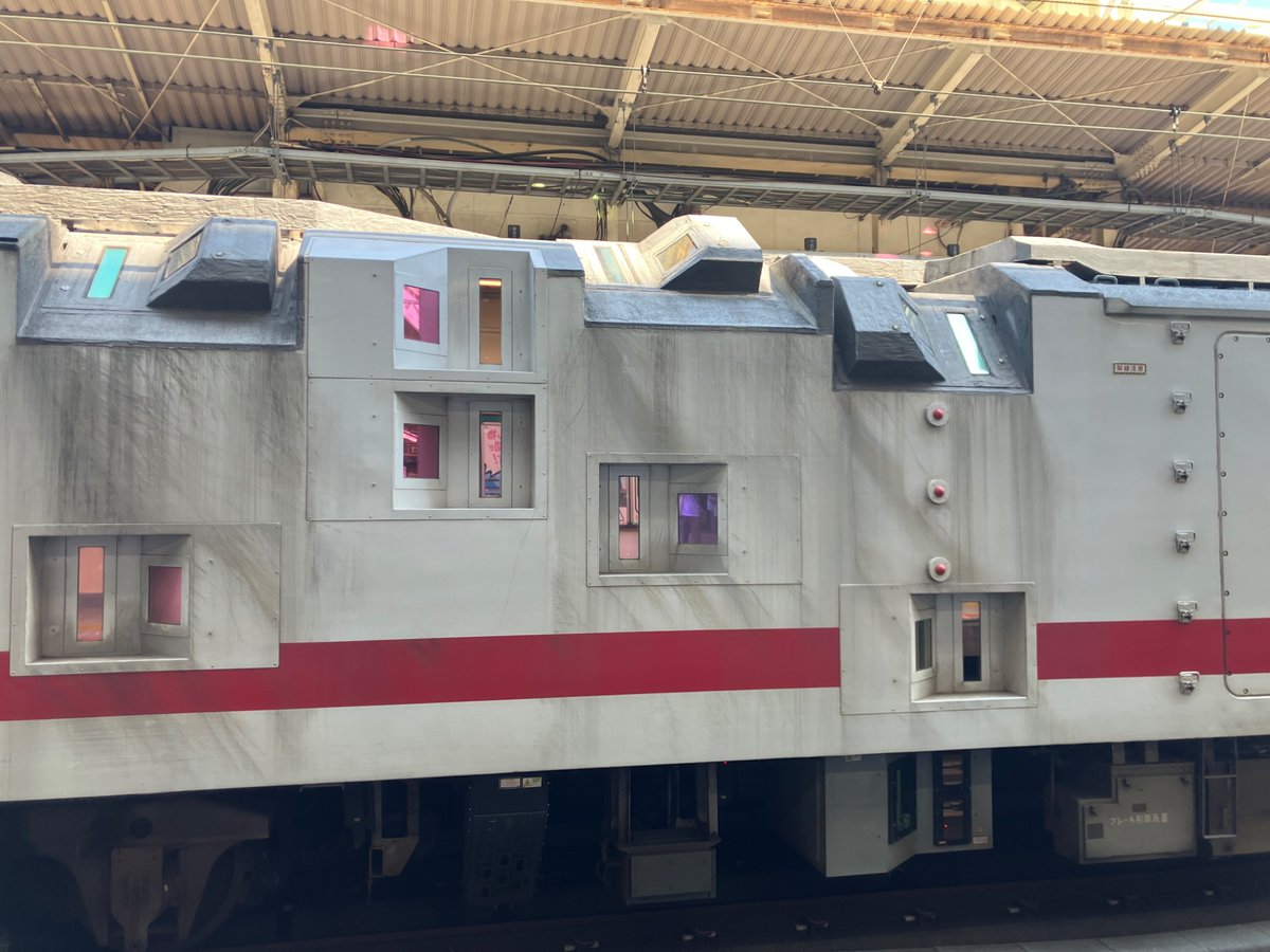 yaraanu1029's tweet photo. 横浜駅に変な電車がいた‼️ https://t.co/LDVulDJSde