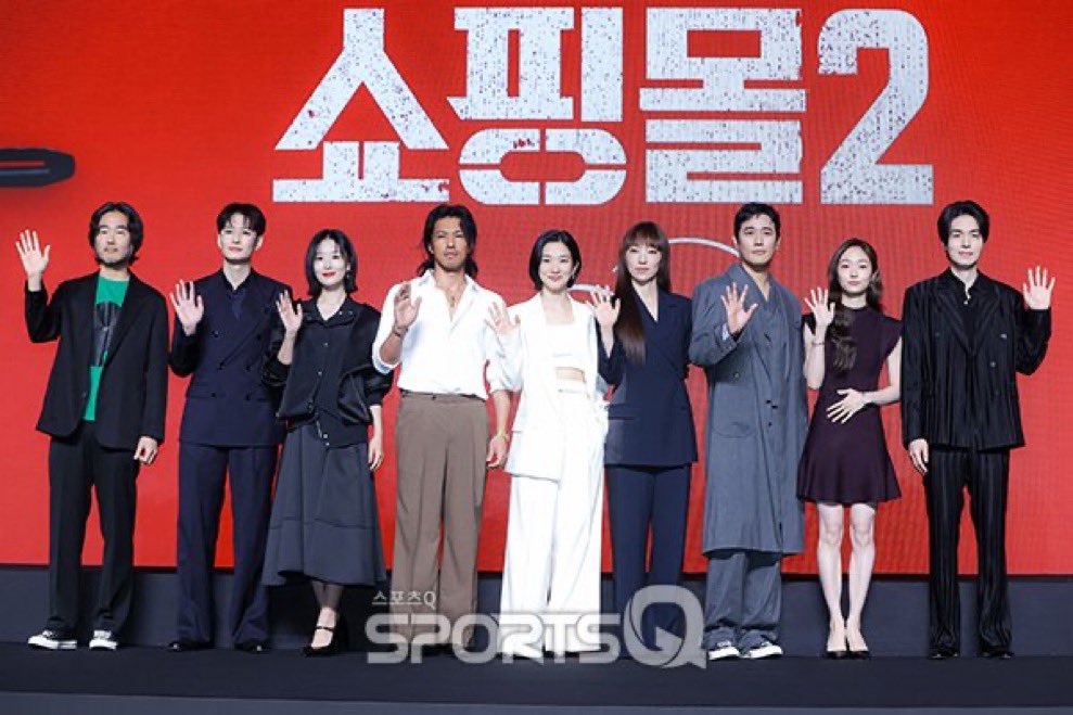 infodrakor_id's tweet photo. Konferensi pers drama Disney+ #AShopForKillers2
Cast: #LeeDongWook #KimHyeJun #JoHanSun #KimHaeNa #KimMin #JungYunHa #Hyunri #OkadaMasaki
Tayang 22 Juli https://t.co/uFDv5BaVn1