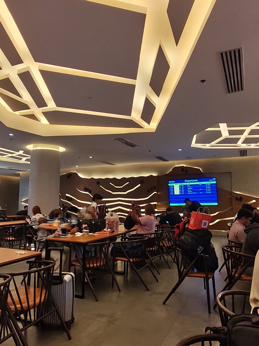 TheMarkMonta's tweet photo. Let's talk about the new food hall in #NAIA 3. I just noticed a few things:

1.There's no water refilling station inside the food hall.
2. Some of the power outlets are taped off.
3. The Wi-Fi signal doesn't reach inside.

😔😔😔 #manila #pilipinas https://t.co/YiLMYpTLhc