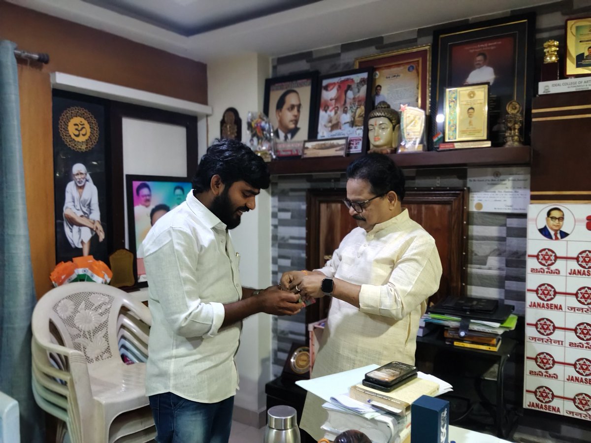 maheshkambala1's tweet photo. నా జన్మదినం సందర్భంగా @JanaSenaParty  ప్రధాన కార్యదర్శి AP MSME DC చైర్మన్ @TSivasankararao గారి ఆశీర్వాదాలు తీసుకున్నాను!!
@PawanKalyan @JSPShatagniTeam https://t.co/D3kBfnNT1y