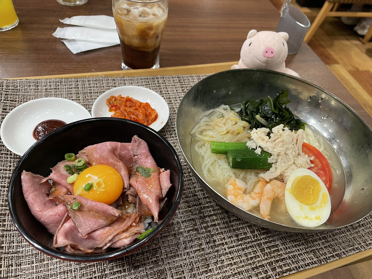 rirariramarimo's tweet photo. 昨日は長女の奢りで近所のジョナサンへ。盛岡冷麺とミニローストビーフ丼とデザートの桃とプリンのサンデー美味しかった😋
 #ファミレス 
 #ジョナサン https://t.co/qYCEaYBoBN