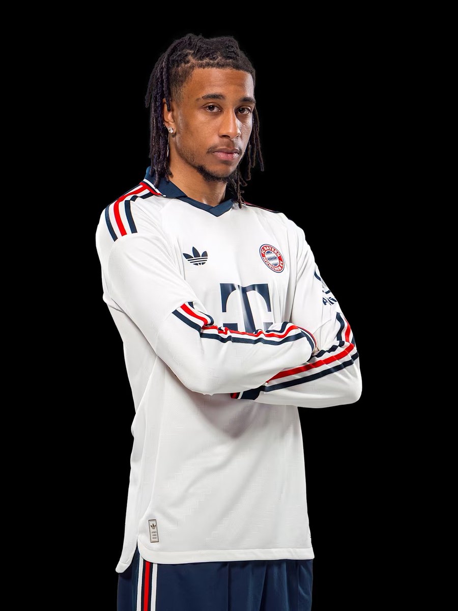 iMiaSanMia's tweet photo. 📸 Michael Olise in the long-sleeve version of the new away kit ⚪🔵🔴 https://t.co/asombxhkDr