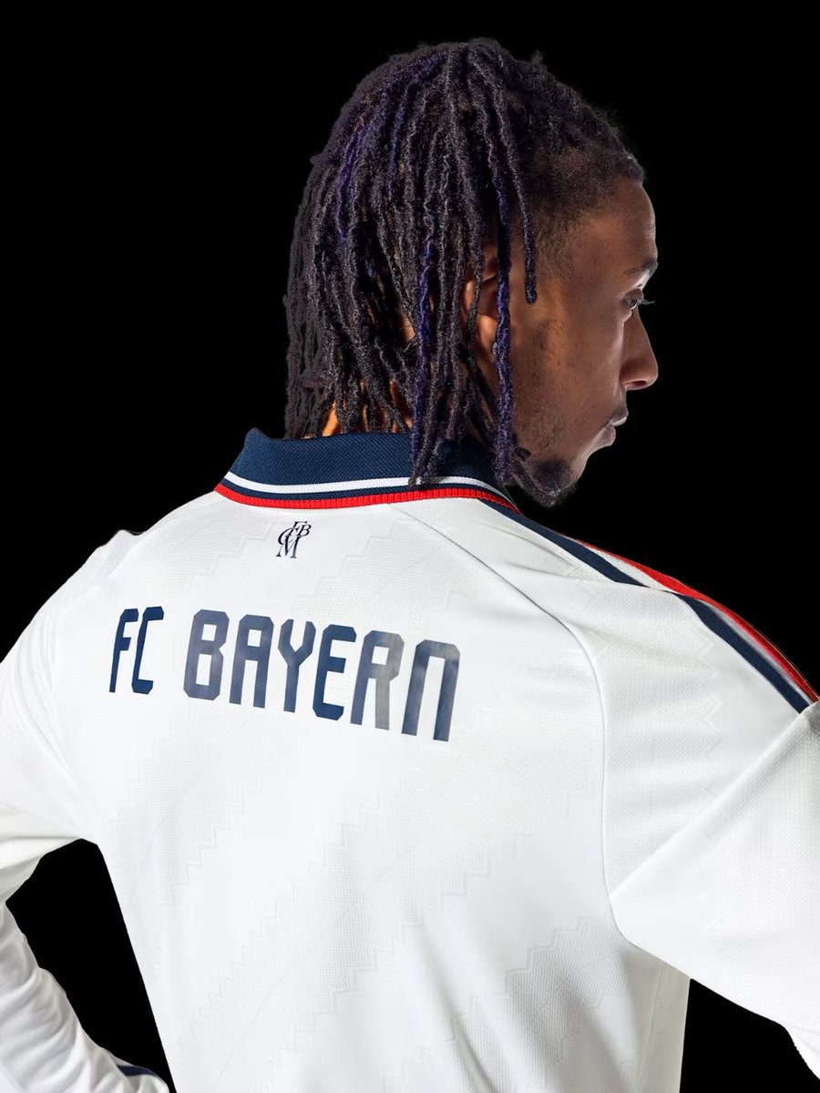 iMiaSanMia's tweet photo. 📸 Michael Olise in the long-sleeve version of the new away kit ⚪🔵🔴 https://t.co/asombxhkDr