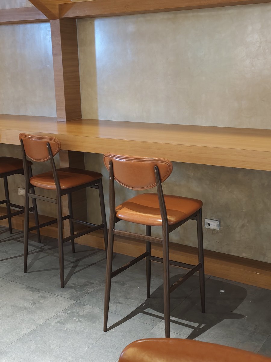 TheMarkMonta's tweet photo. Let's talk about the new food hall in #NAIA 3. I just noticed a few things:

1.There's no water refilling station inside the food hall.
2. Some of the power outlets are taped off.
3. The Wi-Fi signal doesn't reach inside.

😔😔😔 #manila #pilipinas https://t.co/YiLMYpTLhc