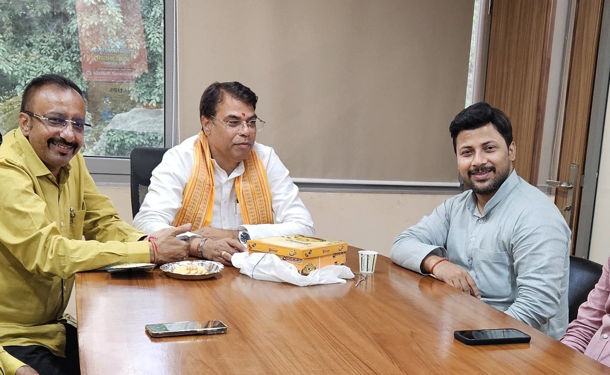 Adityajhatw's tweet photo. दिल्ली प्रदेश पूर्वांचल मोर्चा के अध्यक्ष आदरणीय भैया  @santoshojha जी को पुण: प्रदेश अध्यक्ष की जिम्मेदारी सौंपने पर शीर्ष नेतृत्व का बहुत-बहुत आभार एवं भैया को उज्जवल भविष्य की हार्दिक शुभकामनाएं !! https://t.co/Nj7WHKuK4r