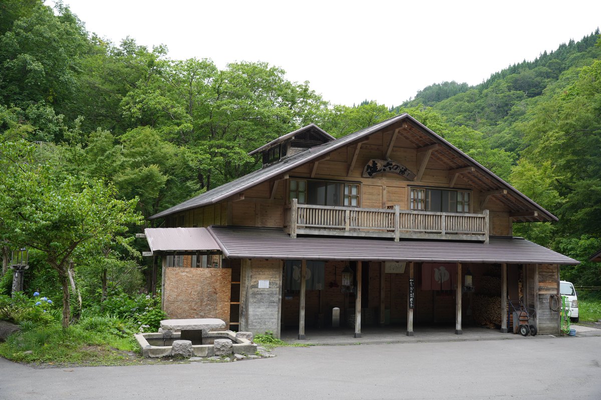 0627ryoM's tweet photo. 青森県黒石市の青荷温泉で入浴。

総ヒバ造りの健六の湯、本館内湯、浴室から滝が見える滝見の湯、露天風呂の4か所を湯めぐり。

いずれも源泉かけ流し、無色透明のお湯。
健六の湯のみ、お湯の温度がやや高く、ほのかに硫黄の香りがする。 https://t.co/ncPt0PyJE7