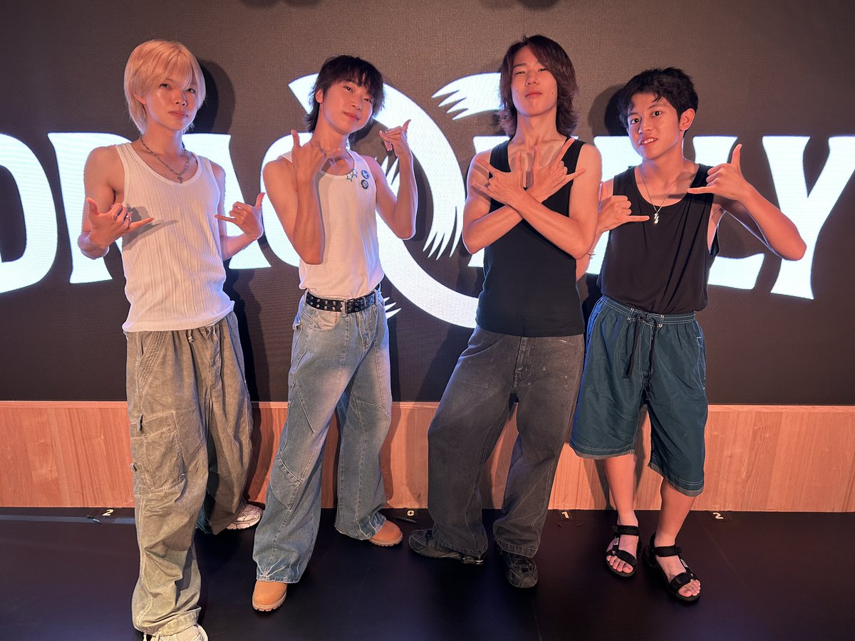 本日の特典会㊙︎ポーズは・・・ アロハ🤙 ※全員タンクトップなのは