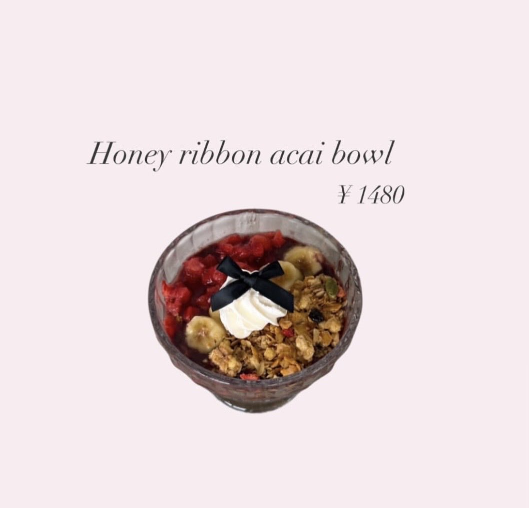 CafePimiri's tweet photo. お知らせが少し遅くなりましたが…🥣🍓

pimiri cafeに、夏の新メニュー
Honey ribbon acai bowl が登場しています🎀

甘酸っぱいアサイーにフルーツとグラノーラ、仕上げにハニーをとろっと🍯

暑い日にぴったりのひんやりメニューです。

#立川カフェ #アサイーボウル #pimiricafe https://t.co/QUNugZeb7E