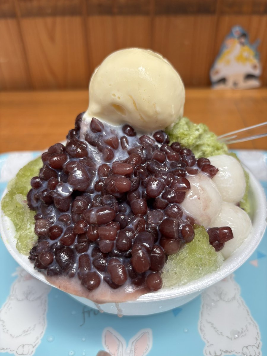 Reabell's tweet photo. 大黒屋スペシャル🍧
小豆、白玉、アイス、練乳…甘党にはたまらない贅沢な一杯😋
全身に糖分が染み渡って、幸せチャージ完了✨
焼きたてのお団子も香ばしくて、もちもち食感が最高でした🍡
#桑名かき氷街道2026
#大黒屋
#寺町通り商店街 https://t.co/bxCTEQ1bgZ