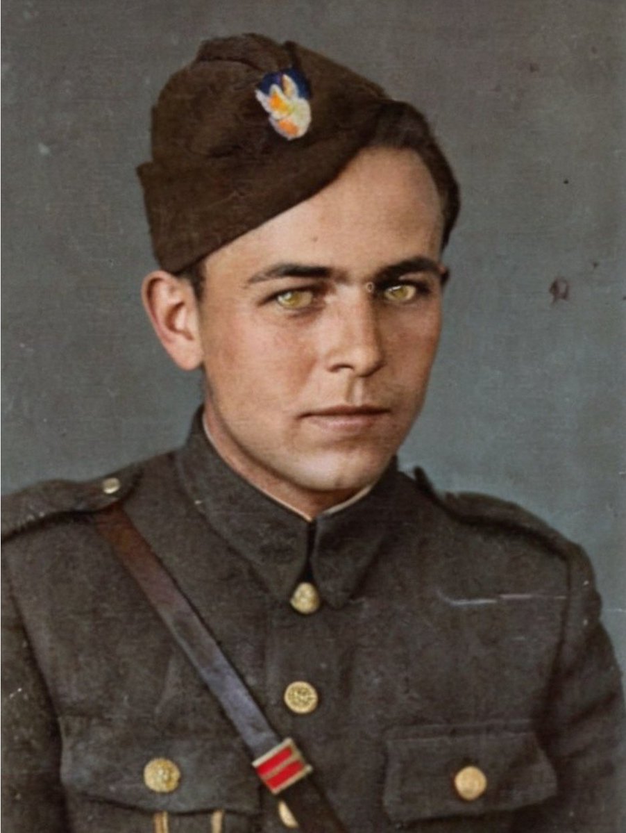 Cogito1918's tweet photo. Połamane żebra.
Pęknięta czaszka.
Bestialskie bicie pałkami.
Szramy na twarzy od nieustannych
uderzeń.
Czerwony zbrodniarz, Tadeusz
Piastowski wali bez litości.
"Myśliwy" milczy do końca.
Strzał w głowę już w 1955 kończy
męczeństwo bohatera.

Walczył we Wrześniu 1939 już jako
15-latek.
Żołnierz ZWZ-AK.
Dowódca jednego
z najsłynniejszych oddziałów ROAK.
Prowadził działalność
wywiadowczą na rzecz podziemia
w milicji.
Nawiązał współpracę z wywiadem
brytyjskim.
Skazany na śmierć przez
czerwonego zbira, Jana
Radwańskiego.
Ostatni stracony w PRL z przyczyn
politycznych.

Żołnierz Niezłomny.

20 VII 1924 przyszedł na świat
PPOR. WŁADYSŁAW DUBIELAK
"MYŚLIWY".

Wieczna cześć Mu i chwała!