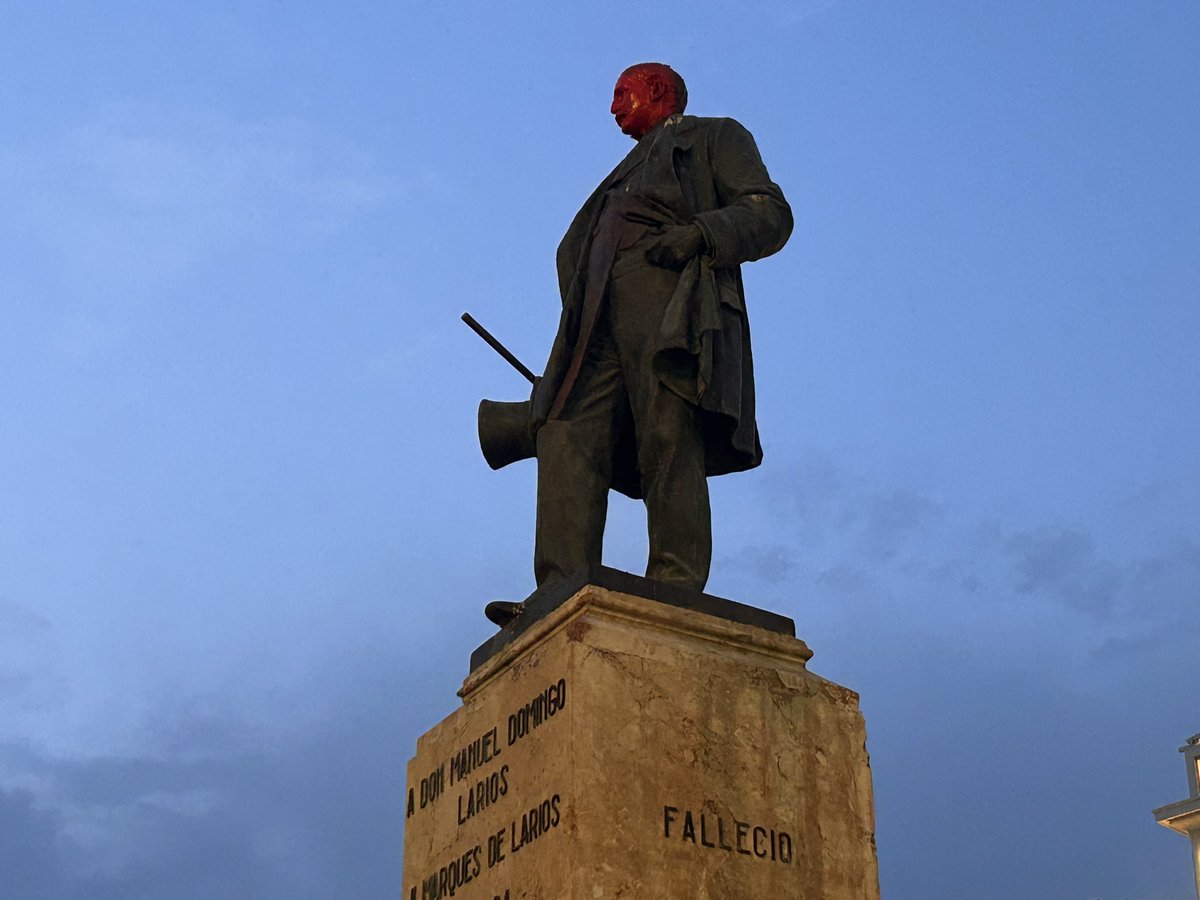 COPEMalaga's tweet photo. 😳Así amanece la estatua del Marqués de Larios del centro de #Málaga 

🟥Durante las celebraciones le han pintado la cara de rojo a la estatua. https://t.co/yokwo9D8fE