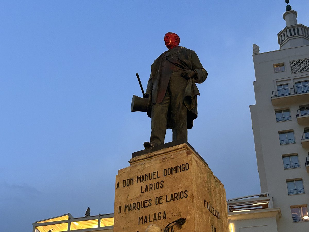 COPEMalaga's tweet photo. 😳Así amanece la estatua del Marqués de Larios del centro de #Málaga 

🟥Durante las celebraciones le han pintado la cara de rojo a la estatua. https://t.co/yokwo9D8fE