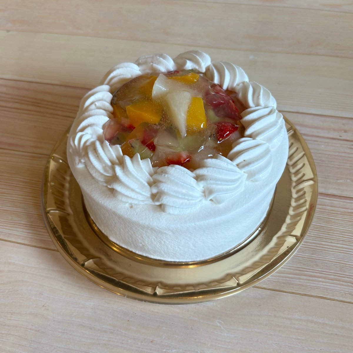 famillecake's tweet photo. こんにちは。
今日は祝日のため
営業しています。
明日はお休みします。
どうぞよろしくお願いします。

本日ご予約いただいてる
フルーツのお誕生日ケーキです。
ご予約ありがとうございました。 https://t.co/6k3pjjAyAY