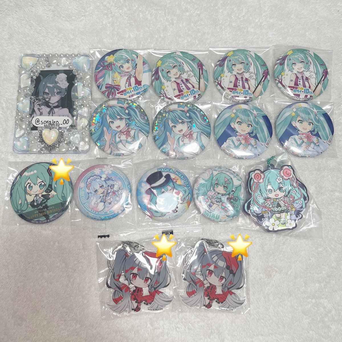 sorairo__00's tweet photo. 【交換】【譲渡】マジカルミライ2026 マジミラ 

【譲】画像1~4
(画像外に2024リンライKAITO1点あります)

【求】🌟は定価＋送料
ツリー下画像の 初音ミク 巡音ルカ

♛郵送orマジミラ2026東京初日お手渡し
♛優先度があるためツリー下必読
♛ツリー下画像💕、リンライ、リストバンド含む交換優先 https://t.co/qt0DYiVfFT