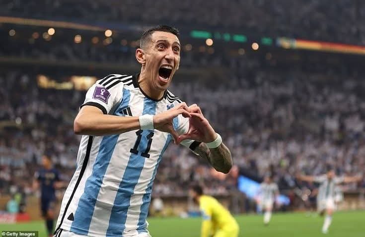 6junap's tweet photo. @NoodleHairCR7 Safe to say Di María, not Messi, carried Argentina to those Copa and World Cup titles. Look at what happened the second Scaloni subbed him off, and look at them now that he’s retired. They look completely ordinary without him. https://t.co/ppX3PxbBK3