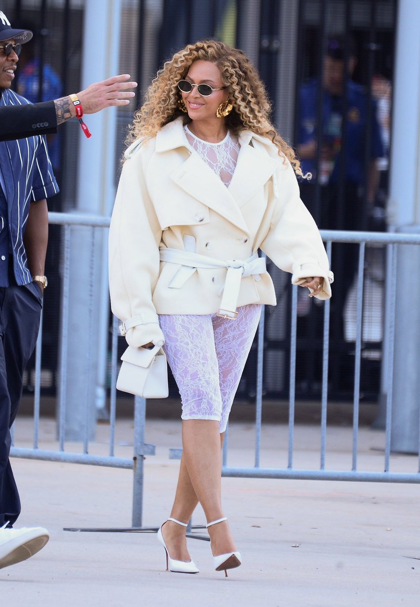 beyoncebrasil's tweet photo. Beyoncé belíssima saindo do MetLife Stadium após a vitória da Espanha! https://t.co/Gi35fqYdoJ