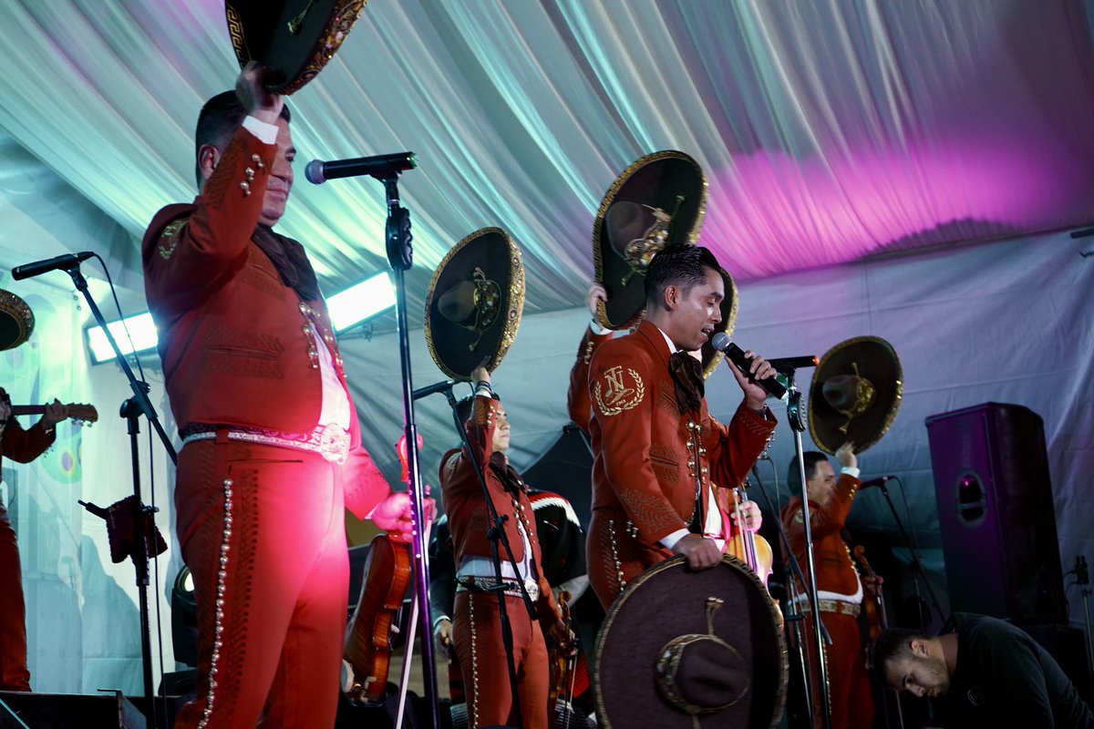 SergioChavez_D's tweet photo. Gracias a todas y todos los que nos acompañaron esta noche en la presentación de Mariachi Nuevo Tecalitlán.🎶🎺
Seguimos celebrando nuestras tradiciones y manteniendo viva la esencia de Tonalá. #SCH https://t.co/8iY07tklZR