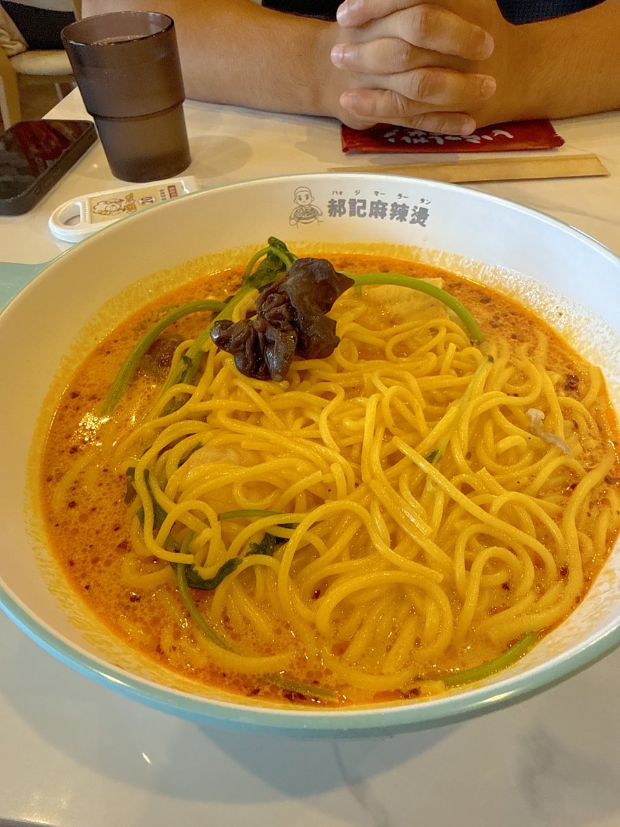 Tobinobu0502's tweet photo. 😋 郝記麻辣燙（ハオジマーラタン）
マッスル君とハルちゃんと3人で訪問
⭐️東加古川に今年3月オープン㊗️初訪🌶️
唐辛子の🪔辛さと花椒🌱のしびれる風味🌀牛骨スープ🍜バリウマーーーMAX‼️たっぷりの野菜🥕とうもろこし麺🌽バリウマっす❗️あざぁーす(^_^)v
#郝記麻辣燙
#ハオジマーラタン https://t.co/02BiJX9Buf