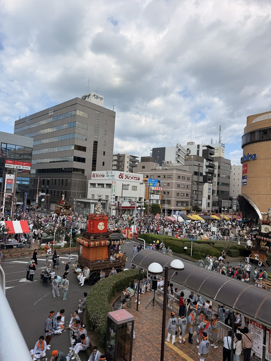 jyutac01's tweet photo. 上尾夏祭りでした〜🏮

今年も沢山の人で大賑わい！🪭🫧

我らの店長も
お神輿担いで🏮熱いお祭り男子です😊

中山道にたくさんの出店が並び
各町内会のお神輿が行き交う上尾祭り🪕⛩️
とっても活気あふれています🫧

お昼も夜もどっちもイイ雰囲気🏮

私は出店を巡り〜
🍺ビールでお祭り満喫🍺😊 https://t.co/6CRZBPUuya