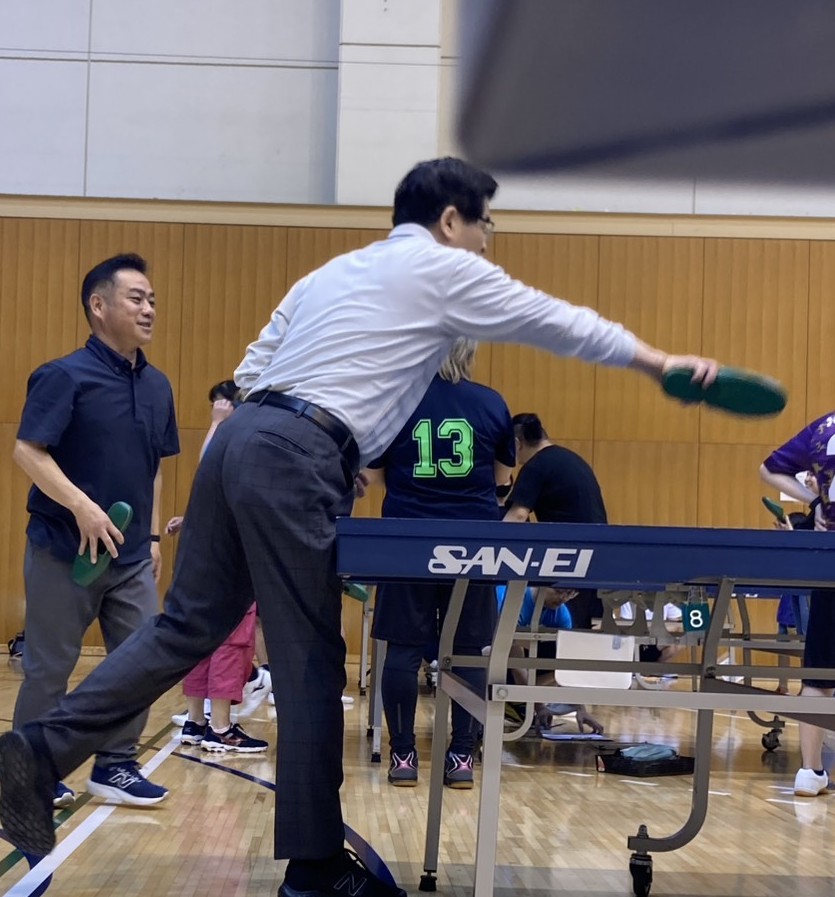 shigeki830e's tweet photo. 本日、第7回八潮市スリッパ卓球大会に、石井啓一衆議院副議長とペアを組んで出場！
会場は笑顔と熱気に包まれ、スリッパ卓球の楽しさを満喫しました。
大会の開催・運営にご尽力いただいた皆様、そして対戦してくださった皆様に感謝申し上げます。
ありがとうございました！
#八潮市 #スリッパ卓球 https://t.co/mrrFAiKE4Z