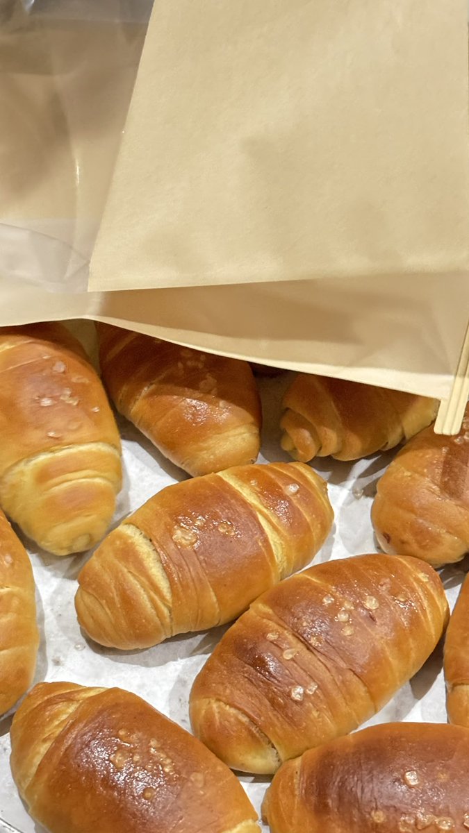 berlelelele's tweet photo. yuk beli di ak ori cuma 15k aja dom bekasi bisa pengiriman jabodebek (yang deket deket ajah) butter nyammi dan juga ASIN YA (karena SALT bread) https://t.co/clZoQCyk4s