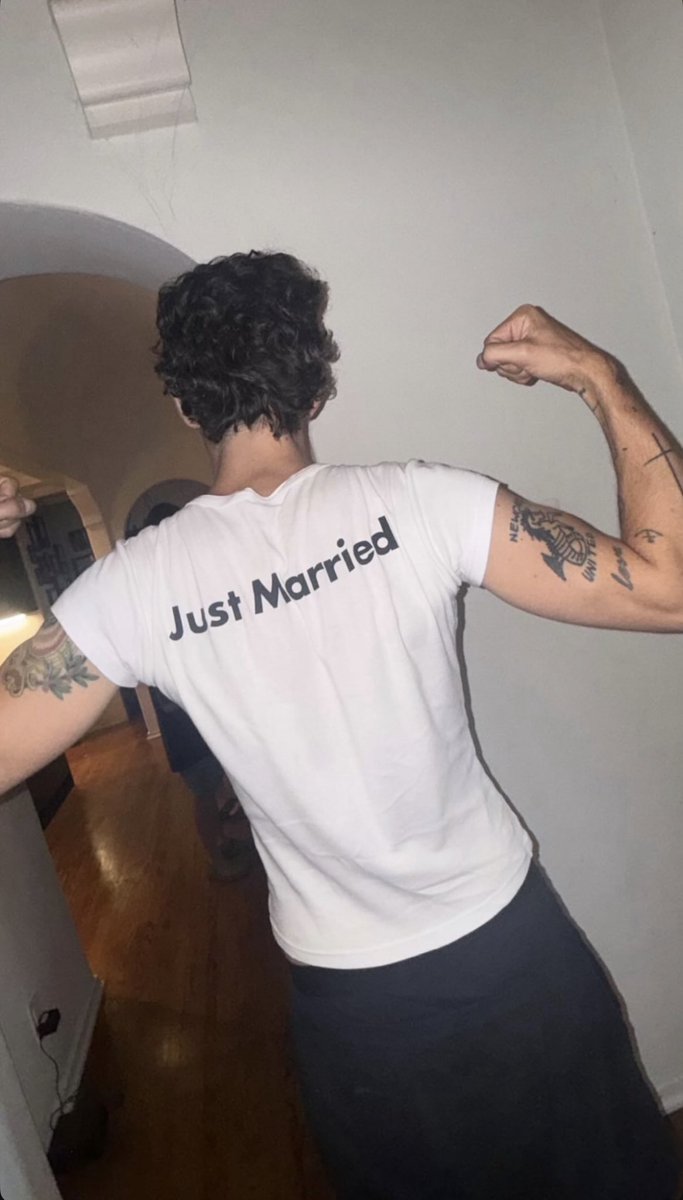 the1975__news's tweet photo. Matty in a Just Married shirt. https://t.co/FmJe436Vbd