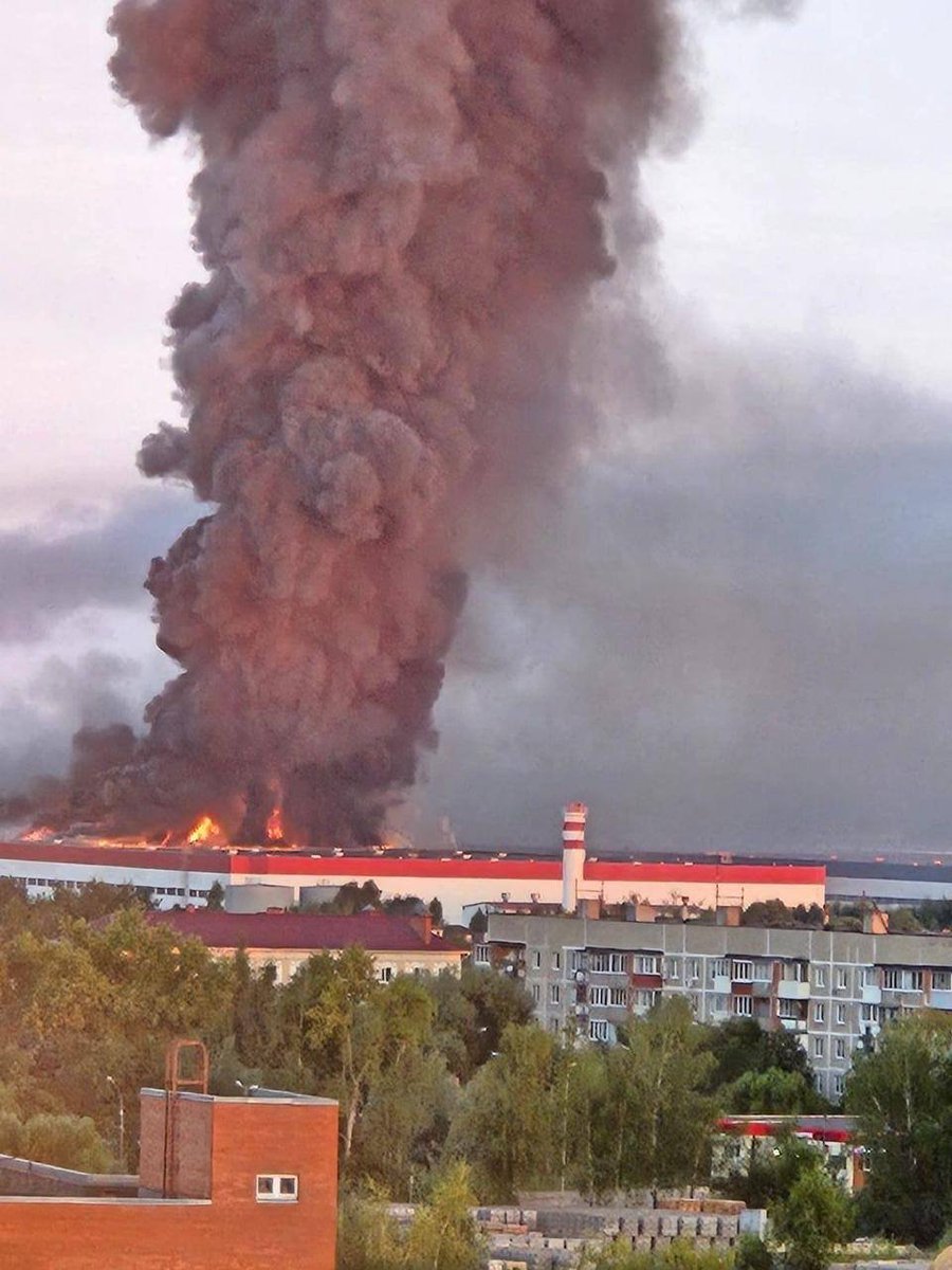 Gerashchenko_en's tweet photo. Drone attack on Moscow region - a Russian oil depot, Wildberries warehouses and a logistics center hit.

▪️An oil depot in Podolsk on fire
▪️A warehouse in Yuzhnie vrata industrial park is on fire, one of the largest logistics centers in Moscow region. https://t.co/pgekF9WVTn