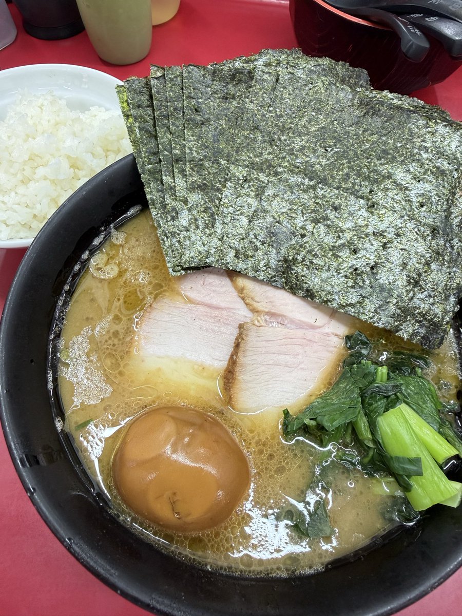 NishibonCh's tweet photo. #杉田家千葉祐光店 #直系 
久し振りの直系は安定の美味しさ😋🍜
ラーメン並普通��
まるよしTP+ライス🍚
開店前で30人程の並びは相変わらず凄いっス‼️その後も行列は減らず40分位で着席🍜🍚
朝のフレッシュなスープは格別‼️
美味しかったです‼️😋
御馳走様でした😋🍜🍚‼️ https://t.co/DpdDv30RpX