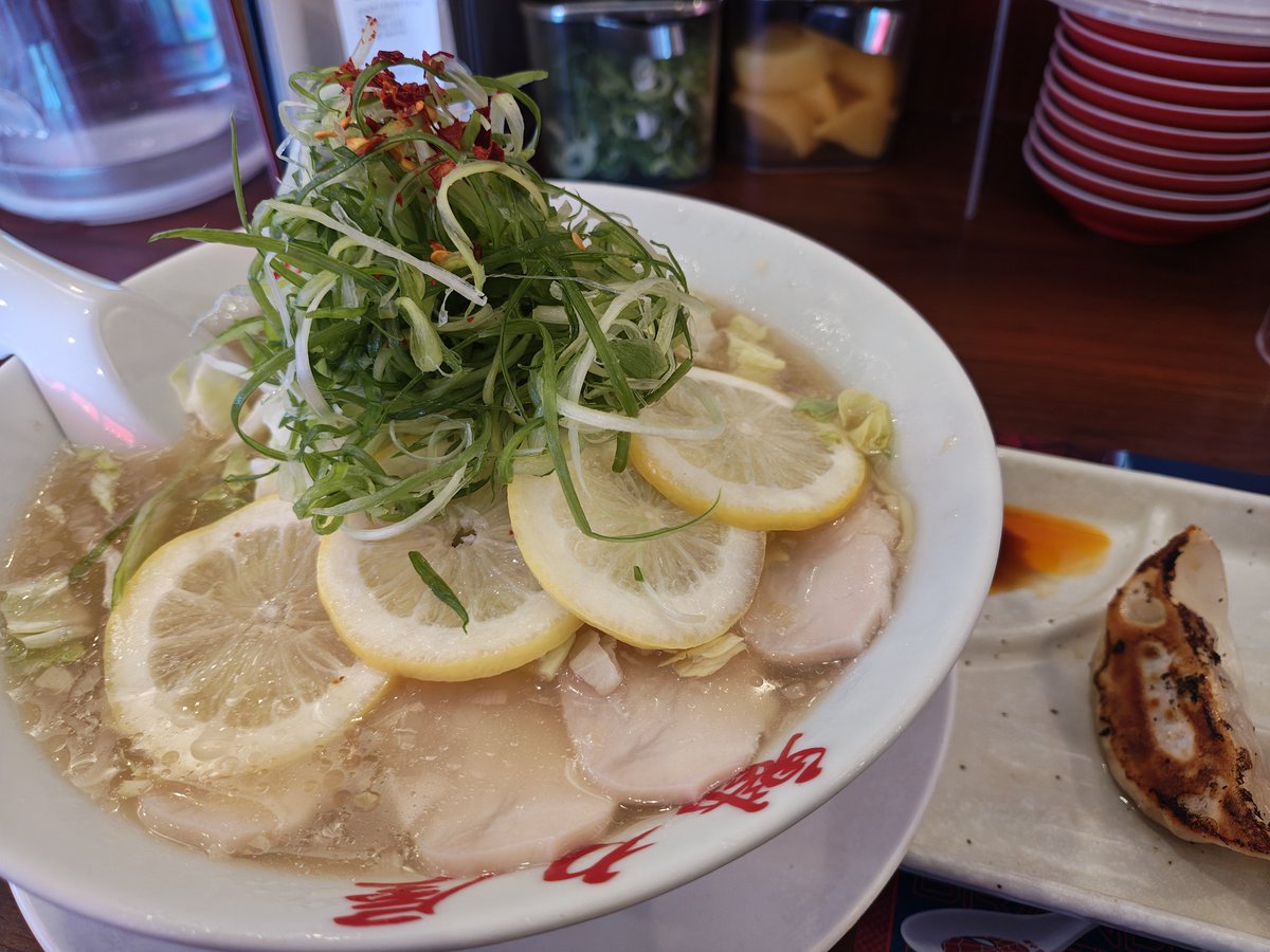 魁力屋のレモンラーメン。すっぱい。