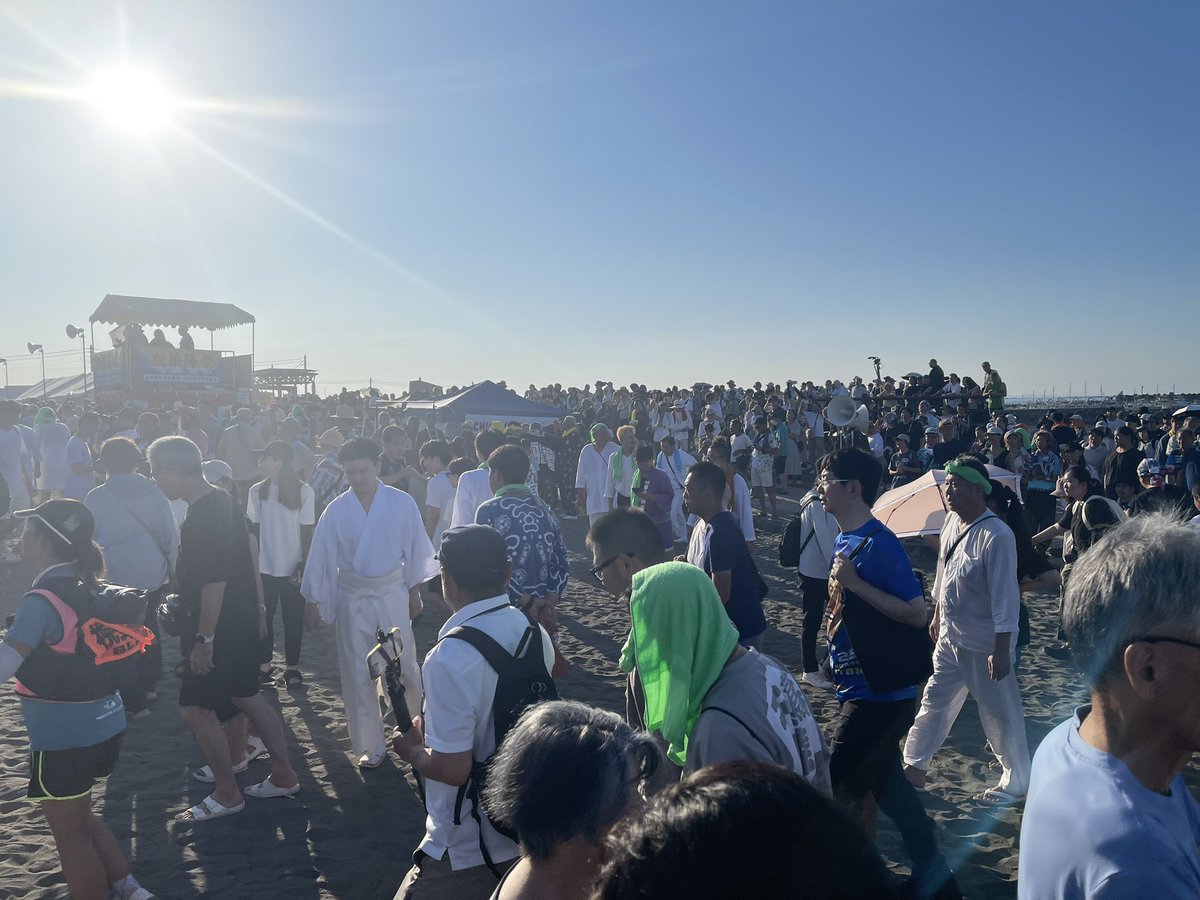 DamatsuYuji's tweet photo. 今日の茅ヶ崎は「浜降祭」
朝の６時前からすごい人！
本格的な夏のスタートです！ https://t.co/whMWcgurJM