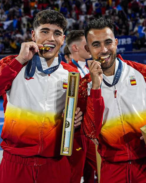 LaMasia_idn's tweet photo. Trivia hari ini

Lamine Yamal jadi pemain PERTAMA yang mengawinkan gelar Euro dan World Cup sebelum berusia 20 tahun

Pau Cubarsi dan Eric Garcia (sama Alex Baena juga) jadi pemain yang bisa mengawinkan medali emas Olimpiade dan World Cup setelah Leo Messi dan Angel Di Maria di era pasca Perang Dunia II

MADE IN LA MASIA ✨