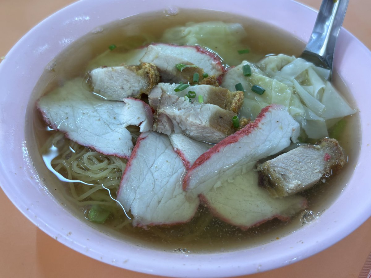 4kino's tweet photo. 今日のランチ

肉盛りワンタン麺

#今日のごはん
#タイ料理 https://t.co/7X9XXEw8lb