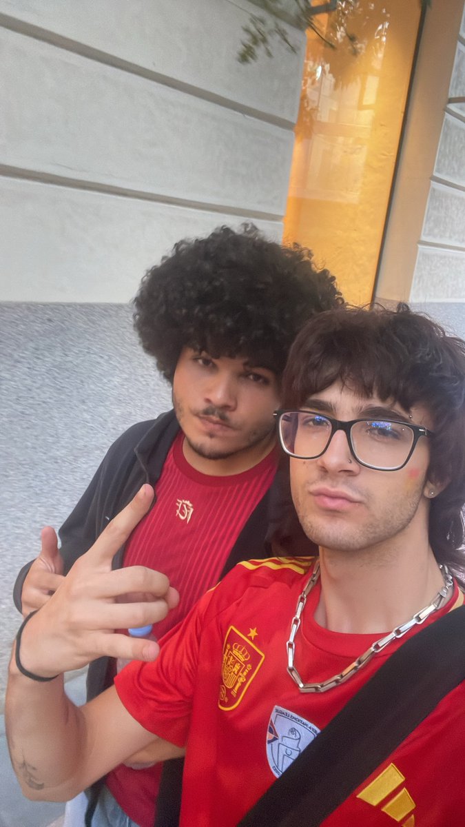 MENERVAND's tweet photo. Vuelta a casa tras el mundial 
LA ROJA BAILA https://t.co/PCmXAx0hiK