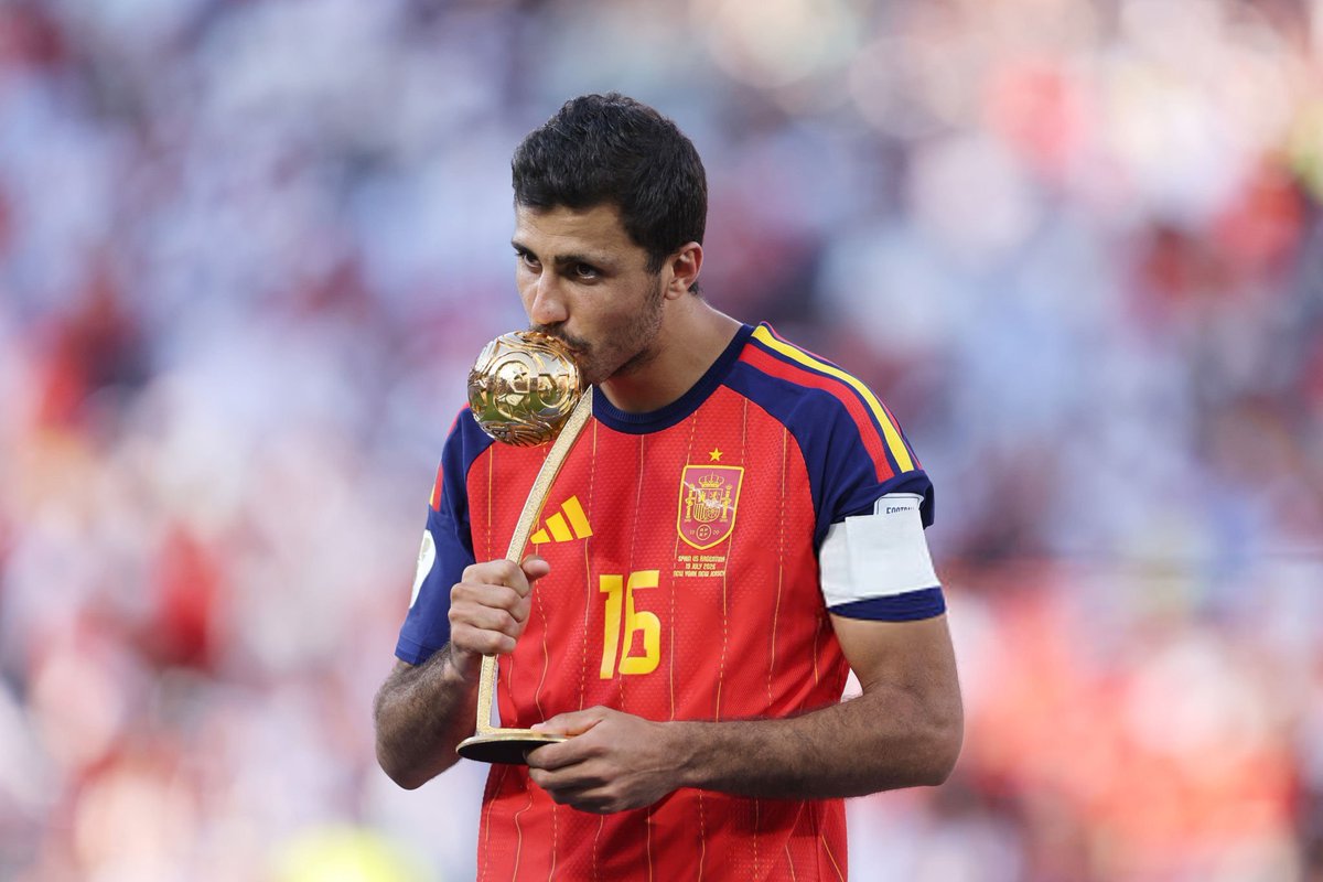 Mr_wiseguy_'s tweet photo. Rodri at it again 😁😀😄 

He won the world cup Golden ball ahead of Leo, Mbappe, Bellingham, Kane, Dembele in this tournament without registering a single G/A. 

FOOTBALL HAS LOST IT'S CREDIBILITY https://t.co/ej5rEilywX