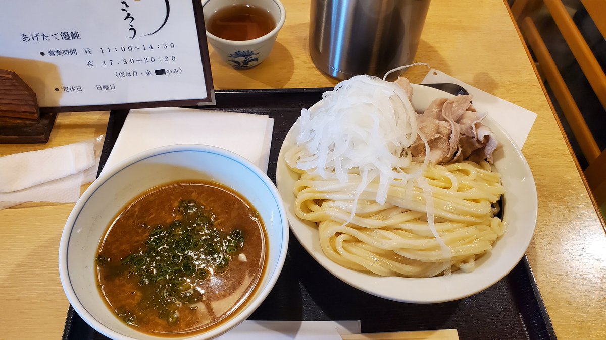 poge28's tweet photo. もっちゅりん求めて朝から出かけて無事ゲット。
その後てくてく北加賀屋の つきろう で久々ランチ。去年食べそびれた期間限定の冷やしざるカレー
３０分待ったわ
豚肉が下の方までたっぷり入ってて1.5玉にしたからまんぷくだ。
その後ロピアで掘り出し物の牛すじ見つけて帰宅。
んがー 汗だくすぎる https://t.co/vMxhmLo63M