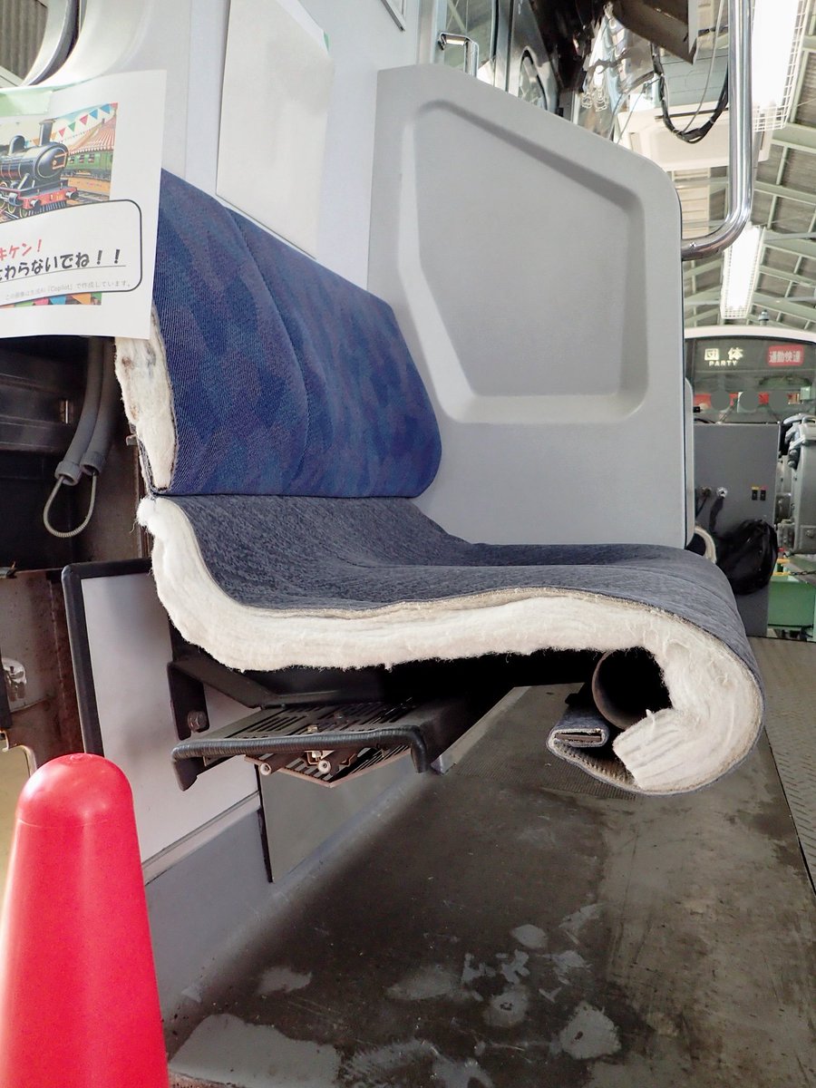 長野総合車両センターで撮影した209系ドアエンジン実習モックアップ