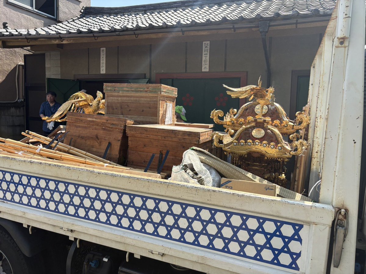 kikukawa2c's tweet photo. 今日は大祭の準備で
亀戸天神の御輿蔵から
御輿の運び出しが行われました
暑い中お疲れ様でした！☀

#墨田区菊川二丁目
#菊川二丁目町会
#御輿　
#亀戸天神社　
#例大祭 https://t.co/tIbcDt8aPB