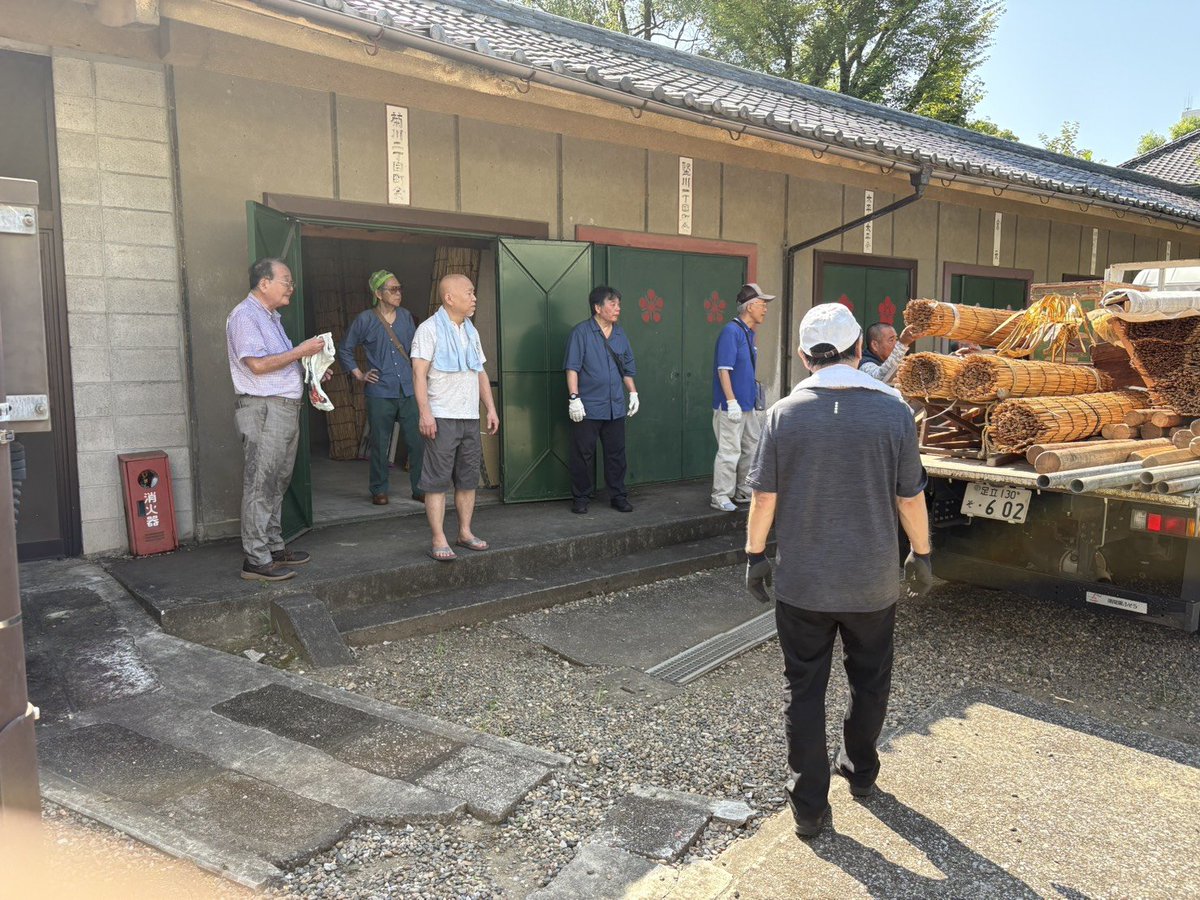 kikukawa2c's tweet photo. 今日は大祭の準備で
亀戸天神の御輿蔵から
御輿の運び出しが行われました
暑い中お疲れ様でした！☀

#墨田区菊川二丁目
#菊川二丁目町会
#御輿　
#亀戸天神社　
#例大祭 https://t.co/tIbcDt8aPB
