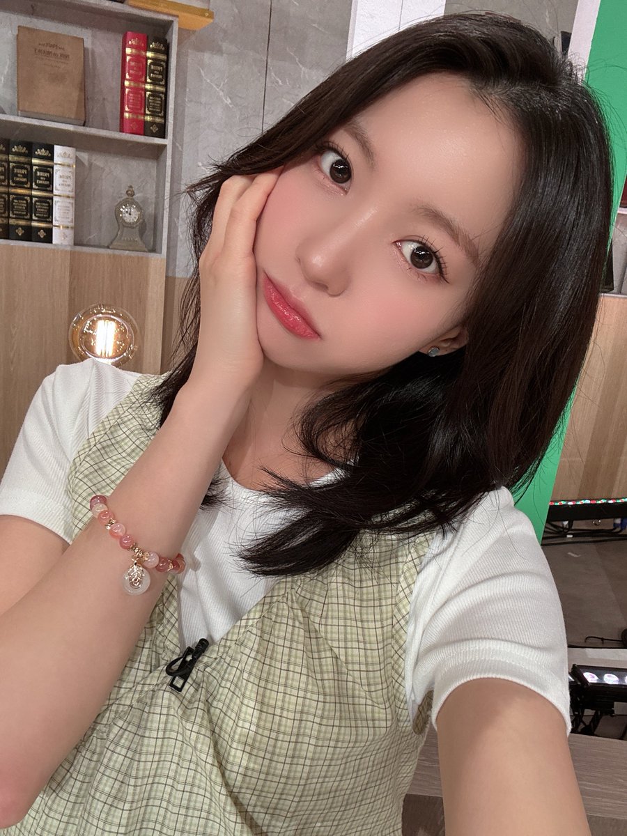 8_OHMYGIRL's tweet photo. [#OHMYAir] 잠시 후 7시 10분, ‘KBS1 이슈 Pick, 쌤과 함께’에 #유빈 이 출연합니다 📖📝
오늘도 유빈이랑 교양 쌓으며 알찬 일요일 보내요 🤍

#오마이걸 #OHMYGIRL #OMG https://t.co/CxvNtwZdIS